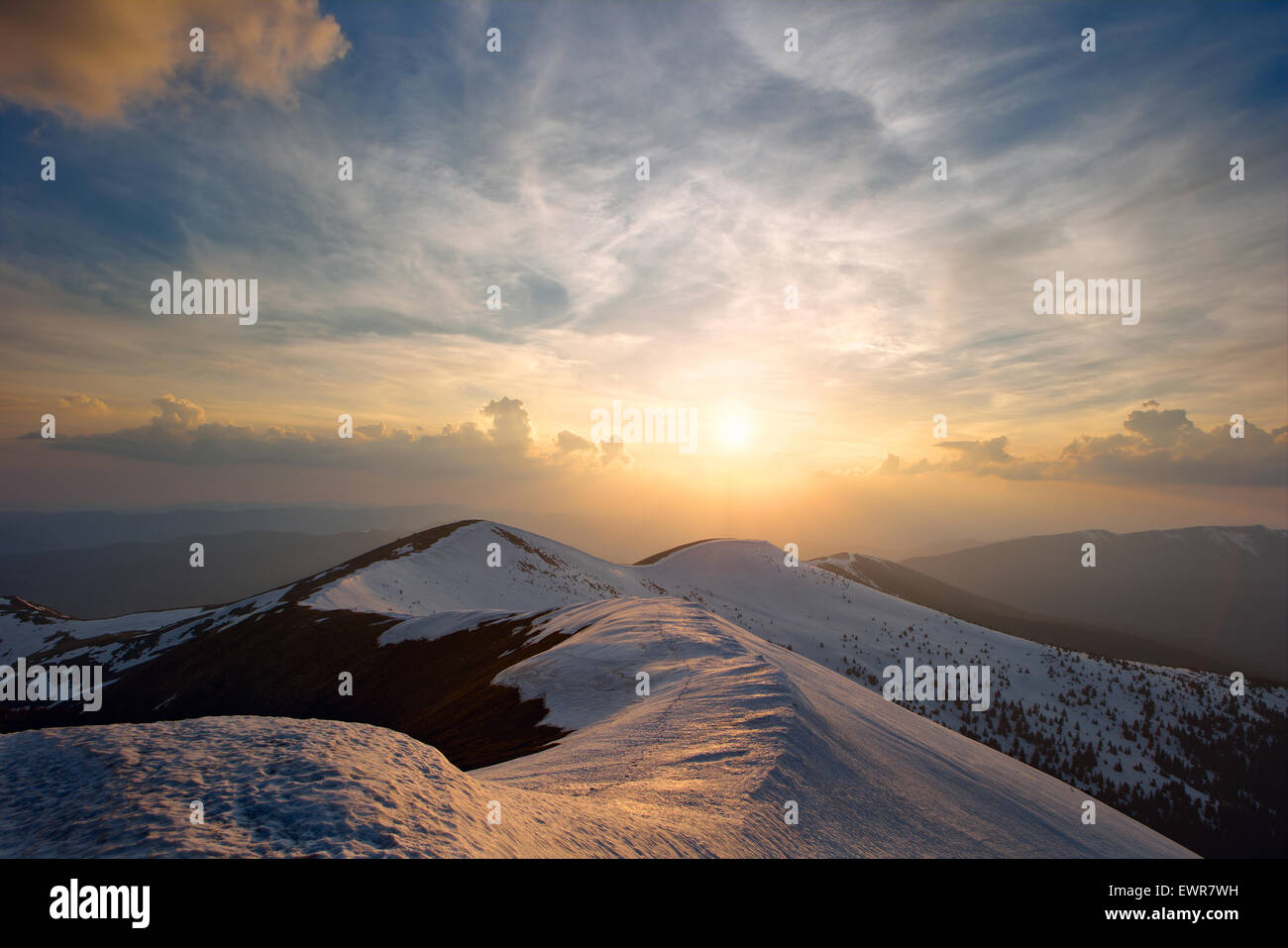 La gamma della montagna in primavera. Macchie belle neve nuvole nel cielo e una buona luce. Foto Stock