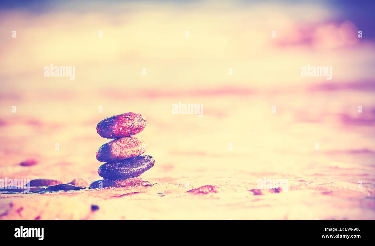 Vintage stile retrò immagine di pietre sulla spiaggia, Zen spa concept sfondo. Foto Stock