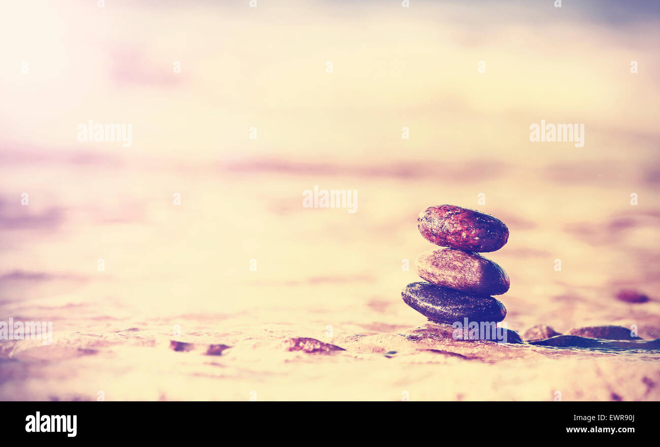 Vintage stile retrò immagine di pietre sulla spiaggia, Zen spa concept sfondo. Foto Stock