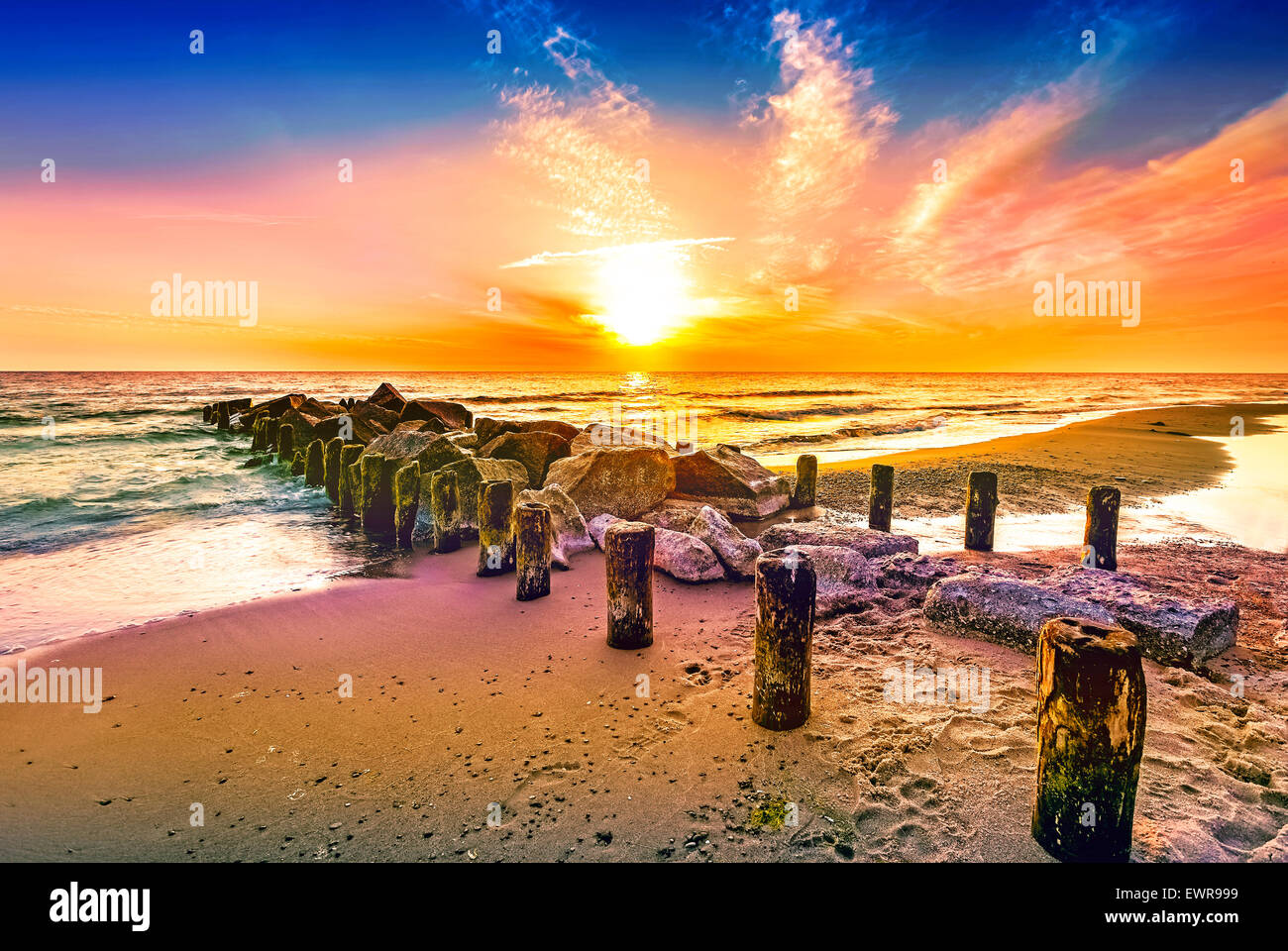 Colorato tramonto sulla spiaggia. Foto Stock