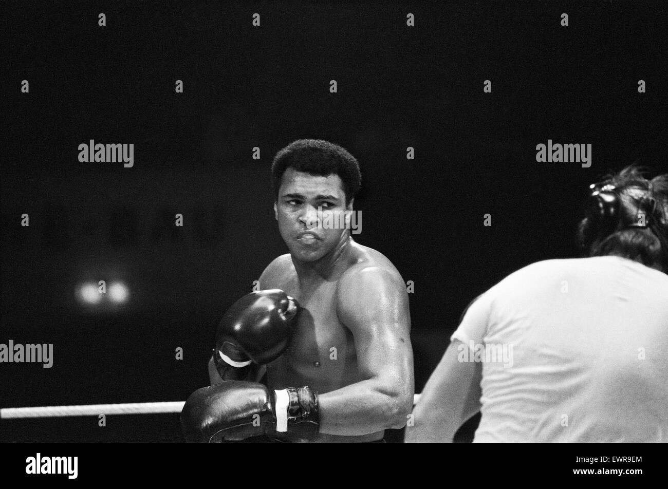 Muhammad Ali il combattimento in anticipo la sua lotta con Richard Dunn a Monaco di Baviera. 23 Maggio 1976 Foto Stock