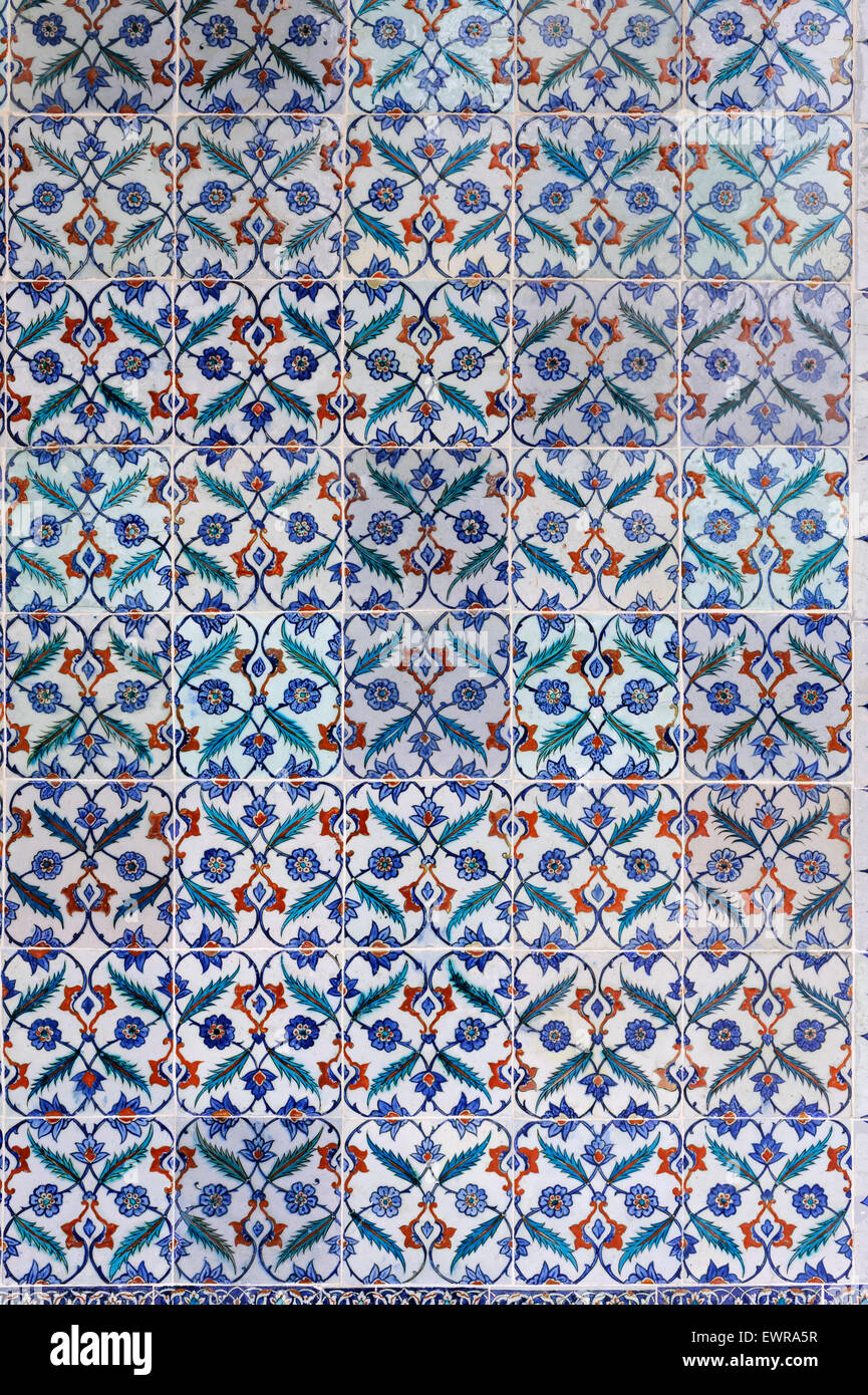 Una sezione di Iznik artigianali piastrelle nel palazzo Topkapi Foto Stock