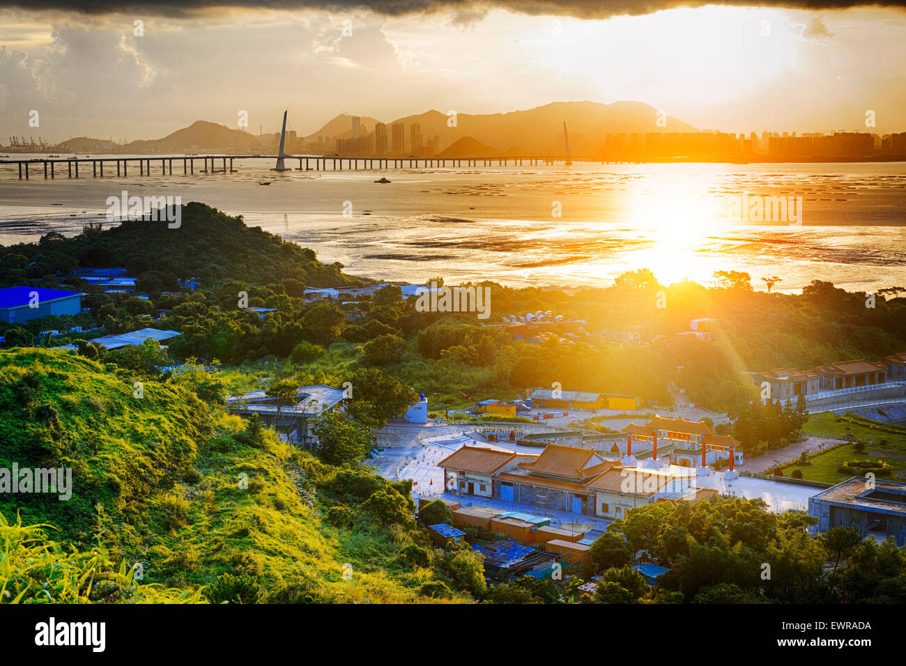 Villaggio con bel tramonto su hong kong costa. La vista dalla cima della montagna Foto Stock