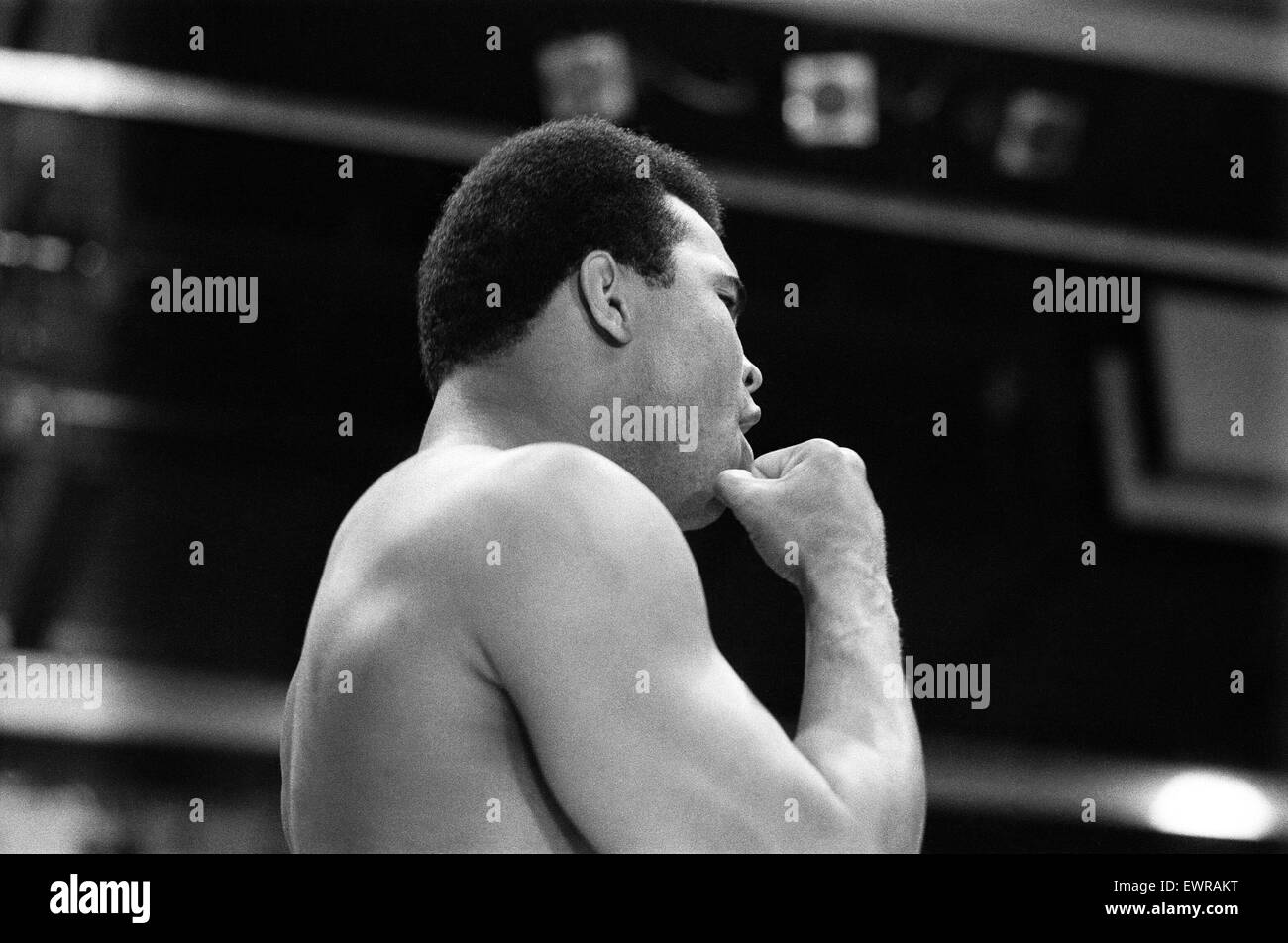 Muhammad Ali in palestra prima del suo scontro con il fumo Joe Frazier che si terrà al Madison Square Garden di New York City. 4 Marzo 1971 Foto Stock