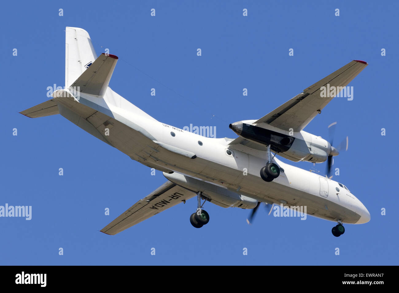 Antonov un-26-100 pista di atterraggio 31. Foto Stock