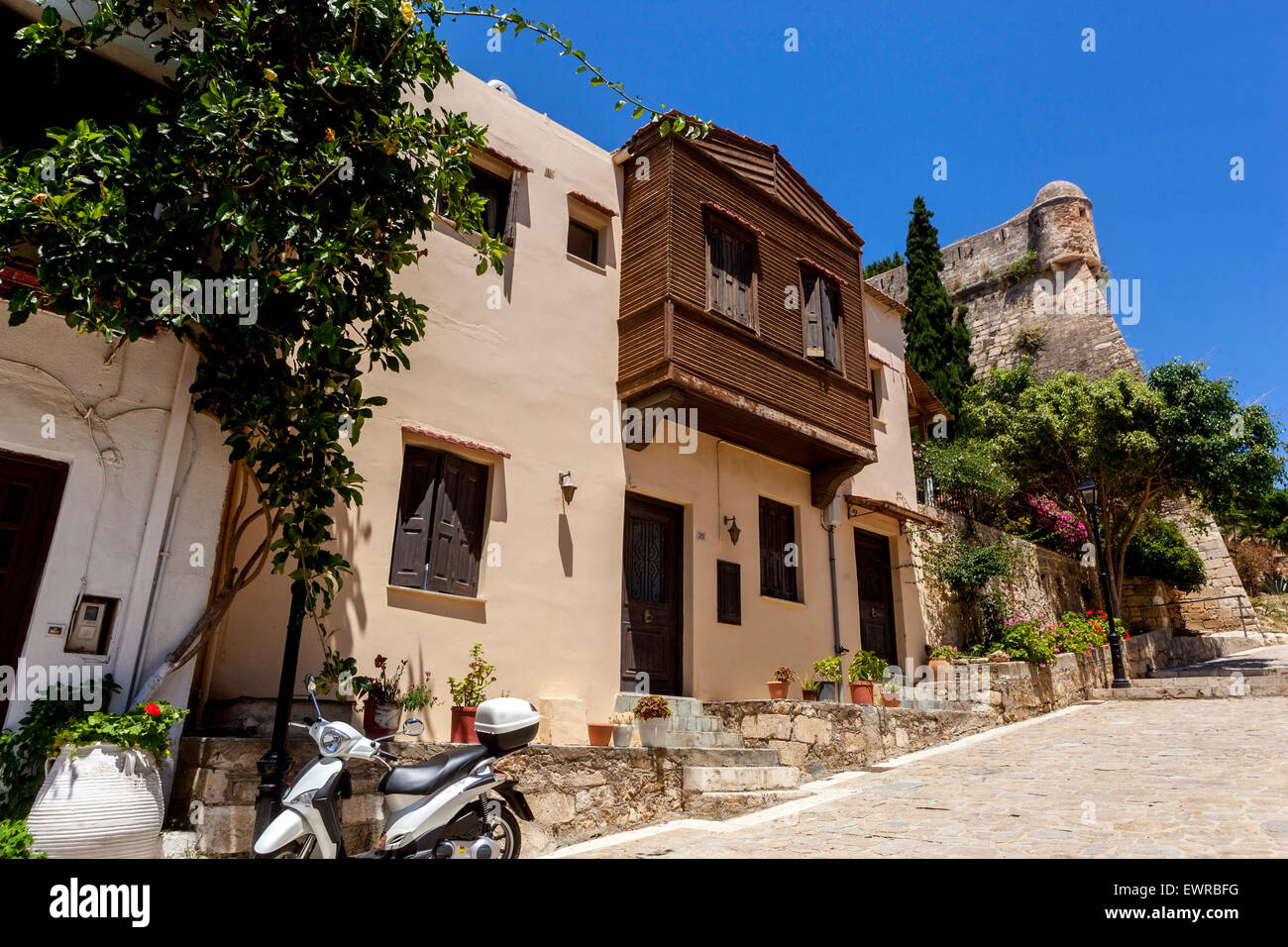 Vecchie case rustiche sulla strada per Fortezza Creta Rethymno fortezza Grecia Foto Stock