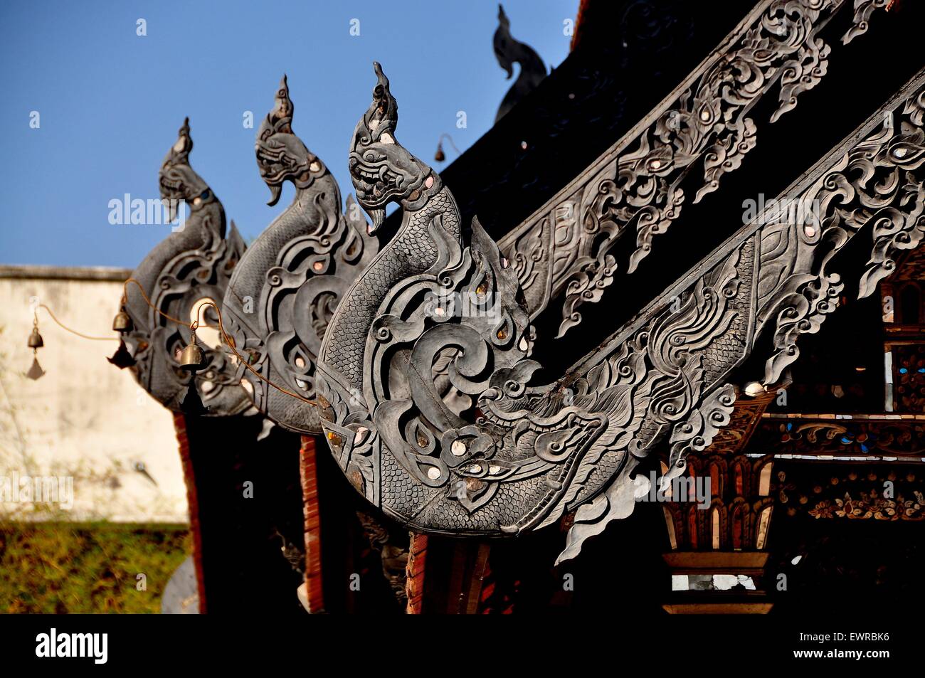Chiang Mai, Thailandia: squisito scolpita in legno di teak draghi tetto decorano il Vihan al Wat Chedi Luang Foto Stock