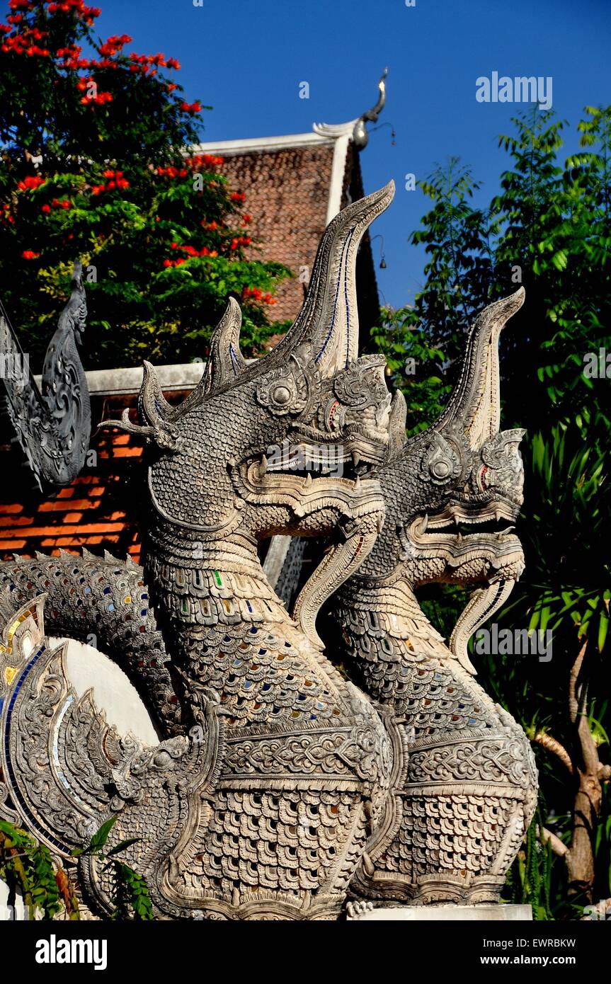 Chiang Mai, Thailandia: due immensi pietra intagliata Nagas bestie mitiche fiancheggiano l'ingresso alla sala Vihan al Wat Chedi Luang Foto Stock