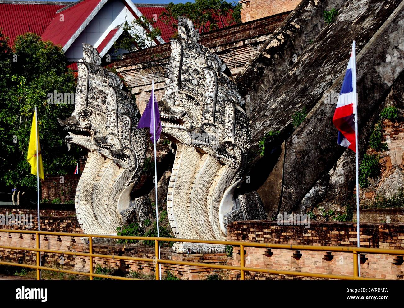 Chiang Mai, Thailandia: due imponenti cinque capo-Naga dragons fiancheggiano una scala al 1401 grande Chedi a Wat Chedi Luang Foto Stock
