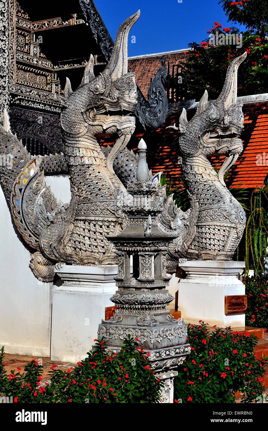 Chiang Mai, Thailandia : Due pietra intagliata Nagas fiancheggiano l'ingresso alla sala Vihan nello storico Wat Chedi Luang Foto Stock