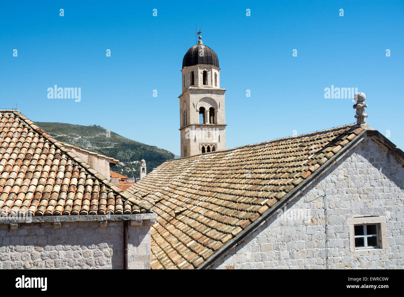 Torre del monastero francescano sopra i tetti dalle mura antiche della città, Dubrovnik, Croazia Foto Stock