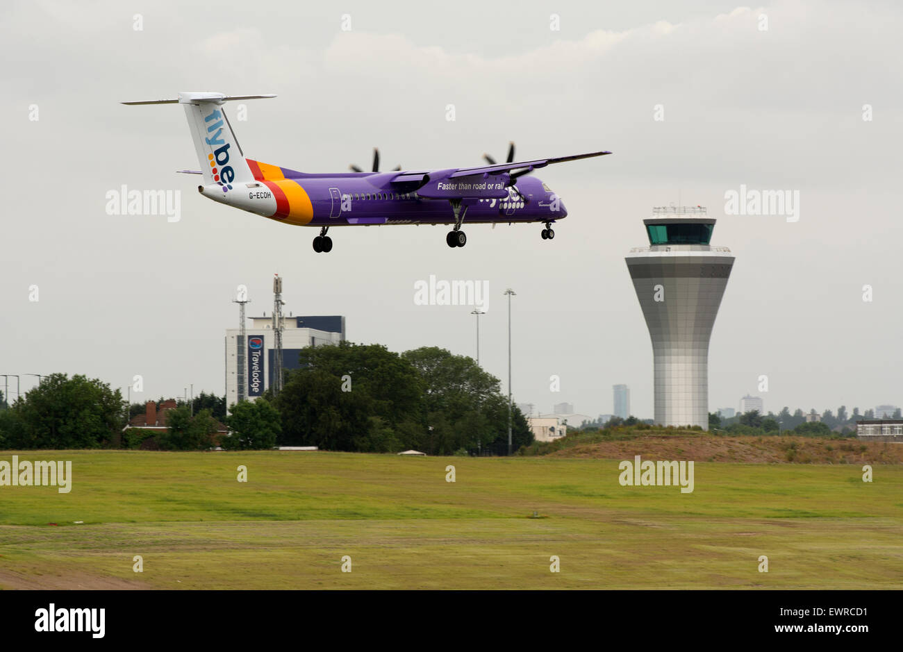 Flybe Dash 8 aerei di atterraggio all'Aeroporto di Birmingham, Regno Unito Foto Stock