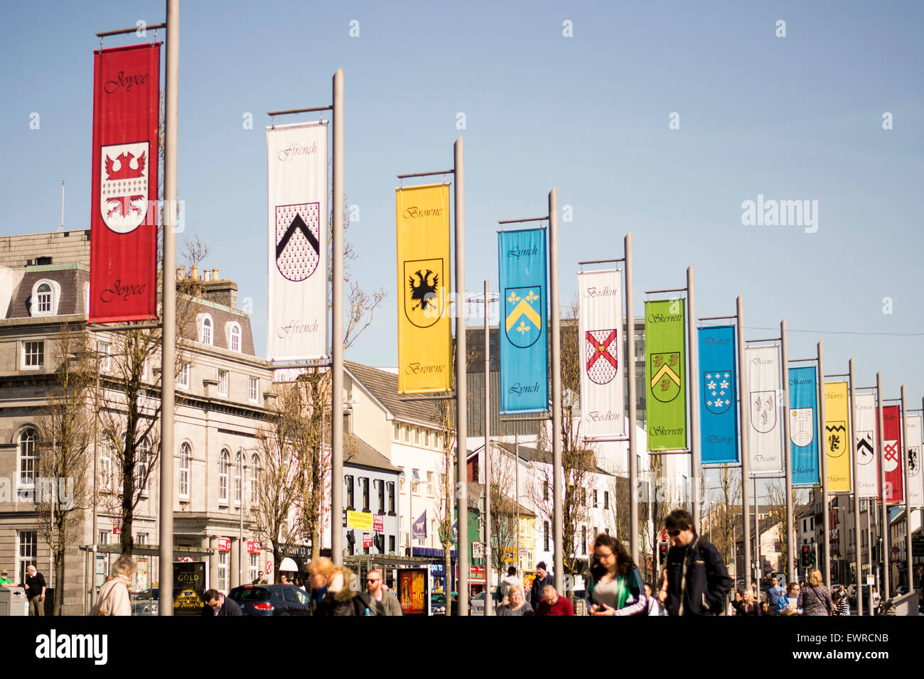 Il nome di famiglia bandiere lungo la strada di Ayre Square, Galway Foto Stock