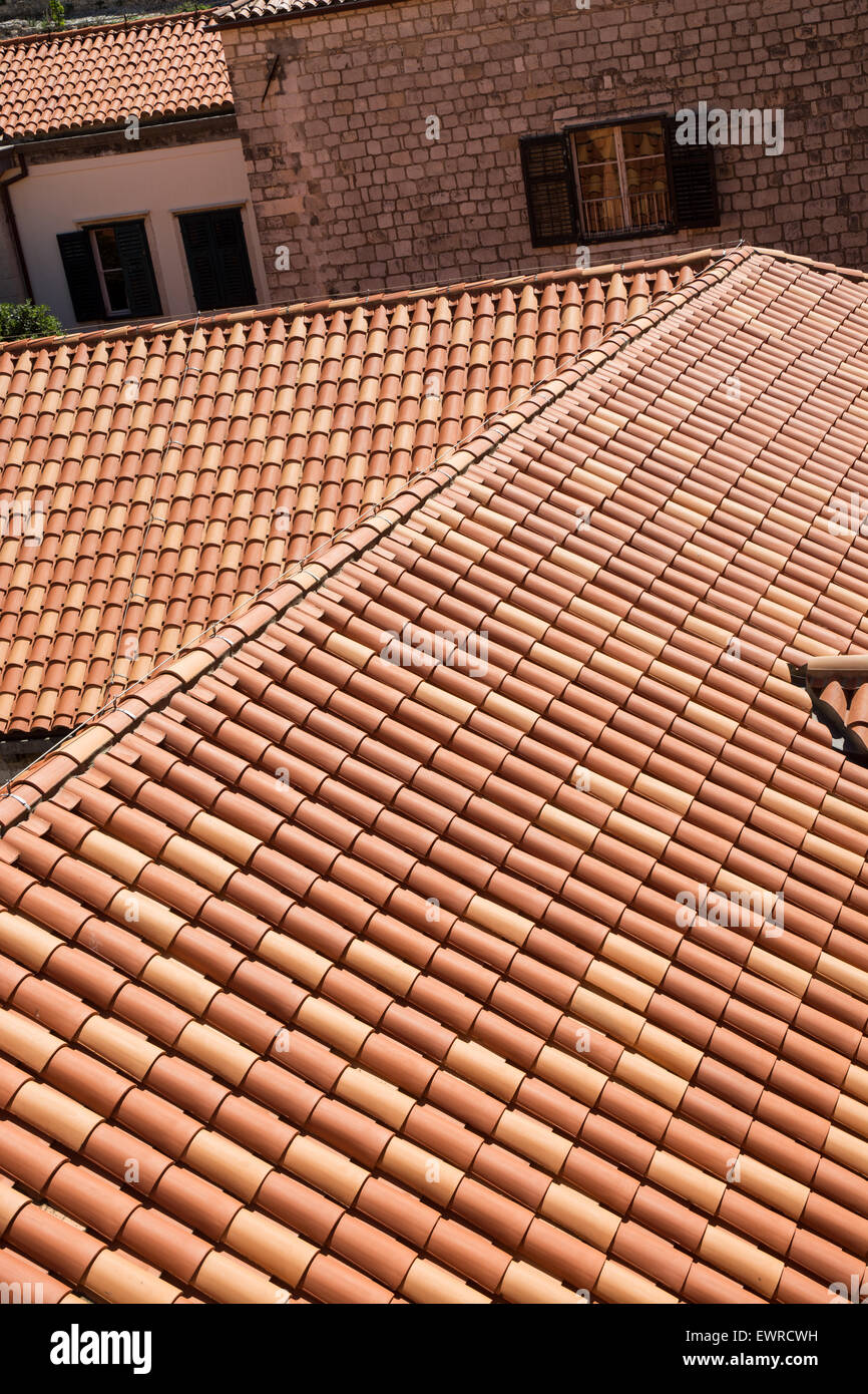 Terra cota i tetti della città vecchia di Dubrovnik, Croazia Foto Stock