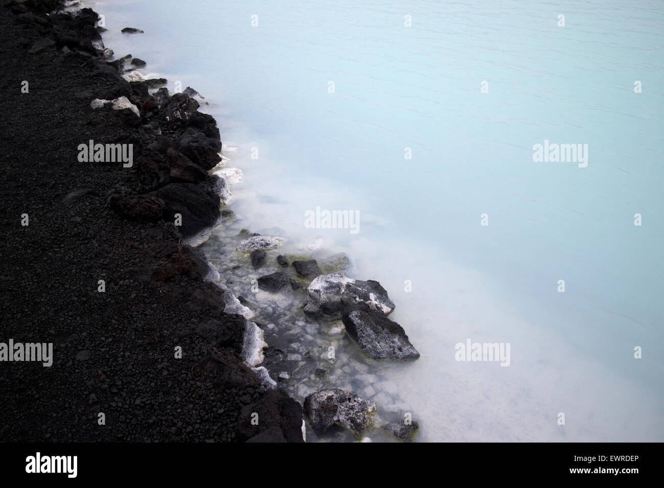 Depositi di silice sulla roccia bordi la laguna blu Islanda Foto Stock