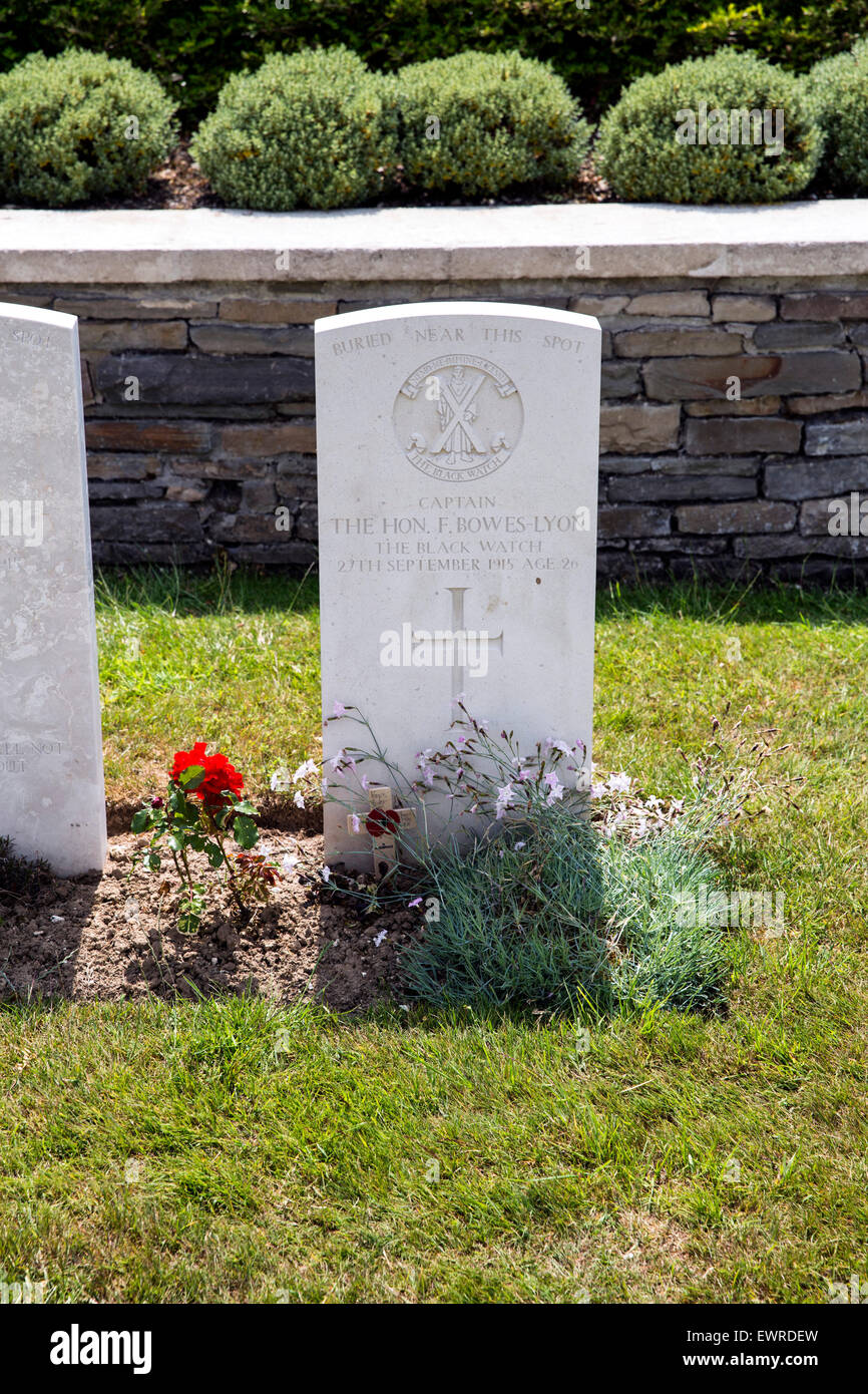 Tomba del capitano Fergus Bowes-Lyon fratello maggiore della regina Elisabetta la regina madre, nel cimitero di cava in Francia. Foto Stock