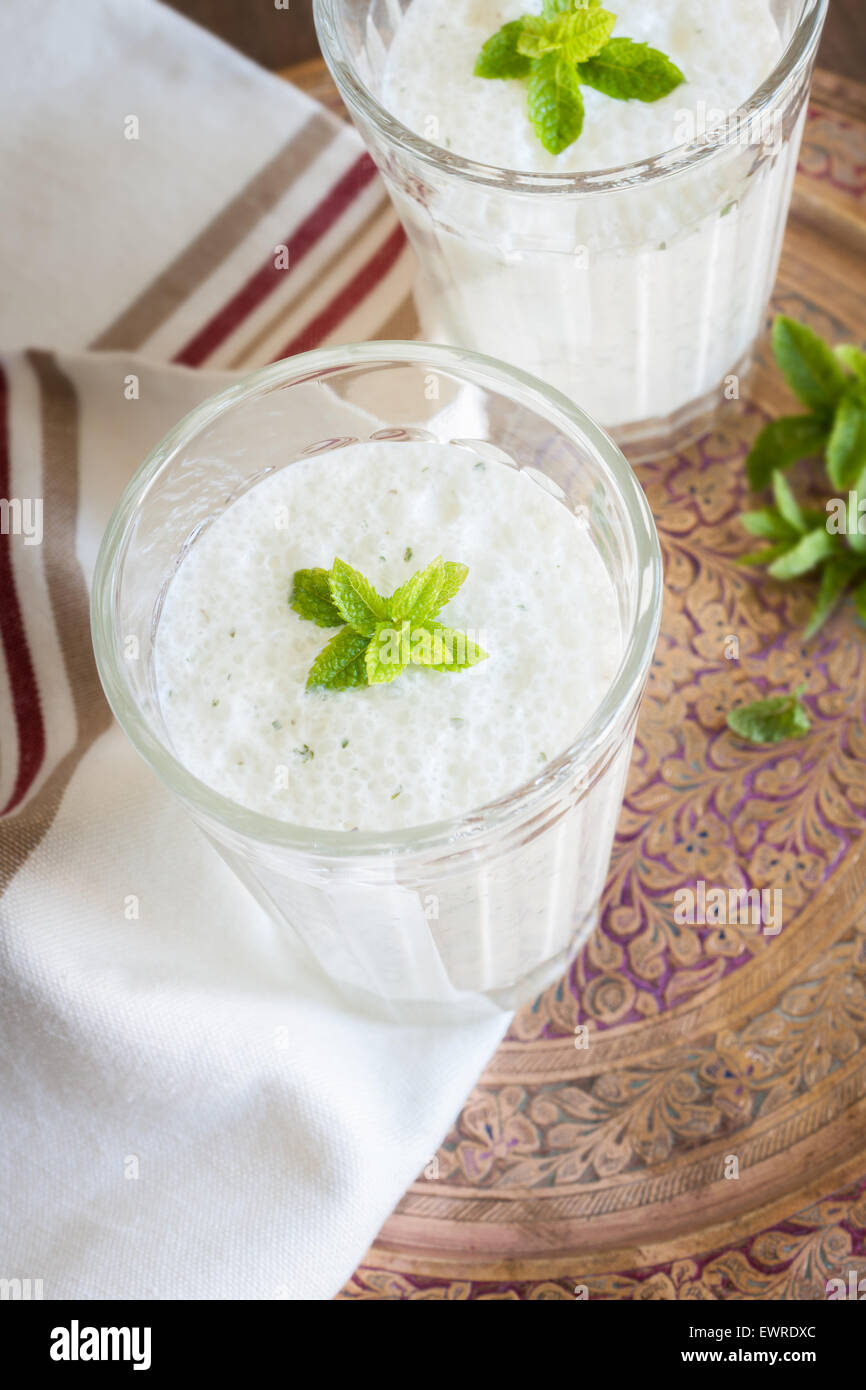 Salate Menta Lassi un famoso yogurt drink in tutta l'India fatta con la menta e zenzero Foto Stock