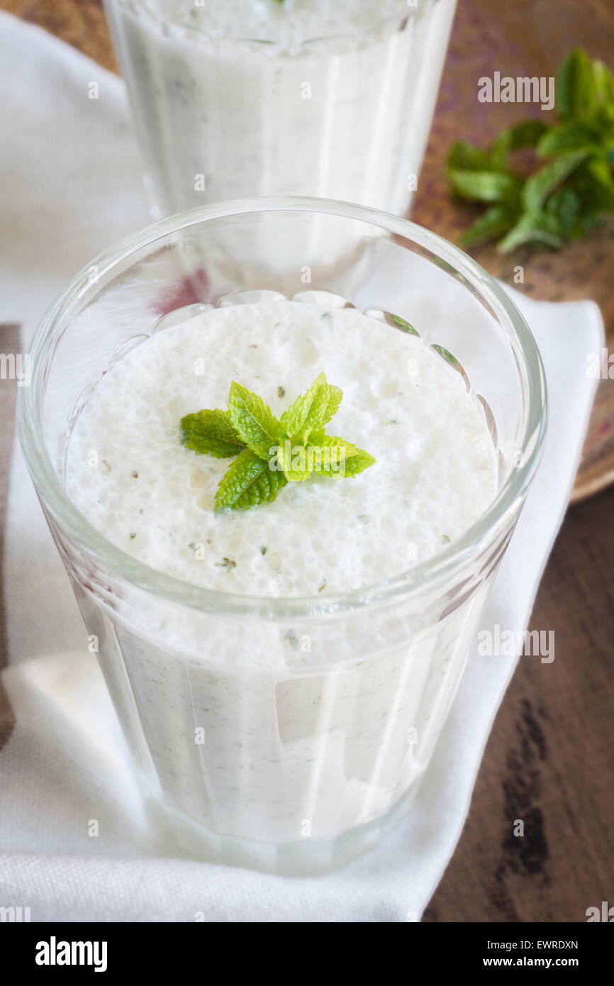 Salate Menta Lassi un famoso yogurt drink in tutta l'India fatta con la menta e lo zenzero vista dall'alto in basso Foto Stock