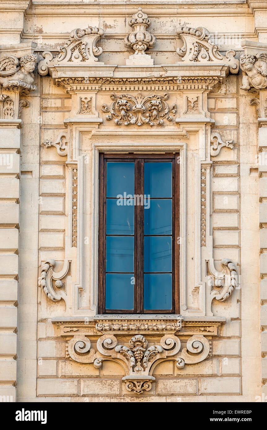 Italia Puglia Salento Piazza del Duomo di Lecce Museo Diocesano- finestra facciata esterna Foto Stock