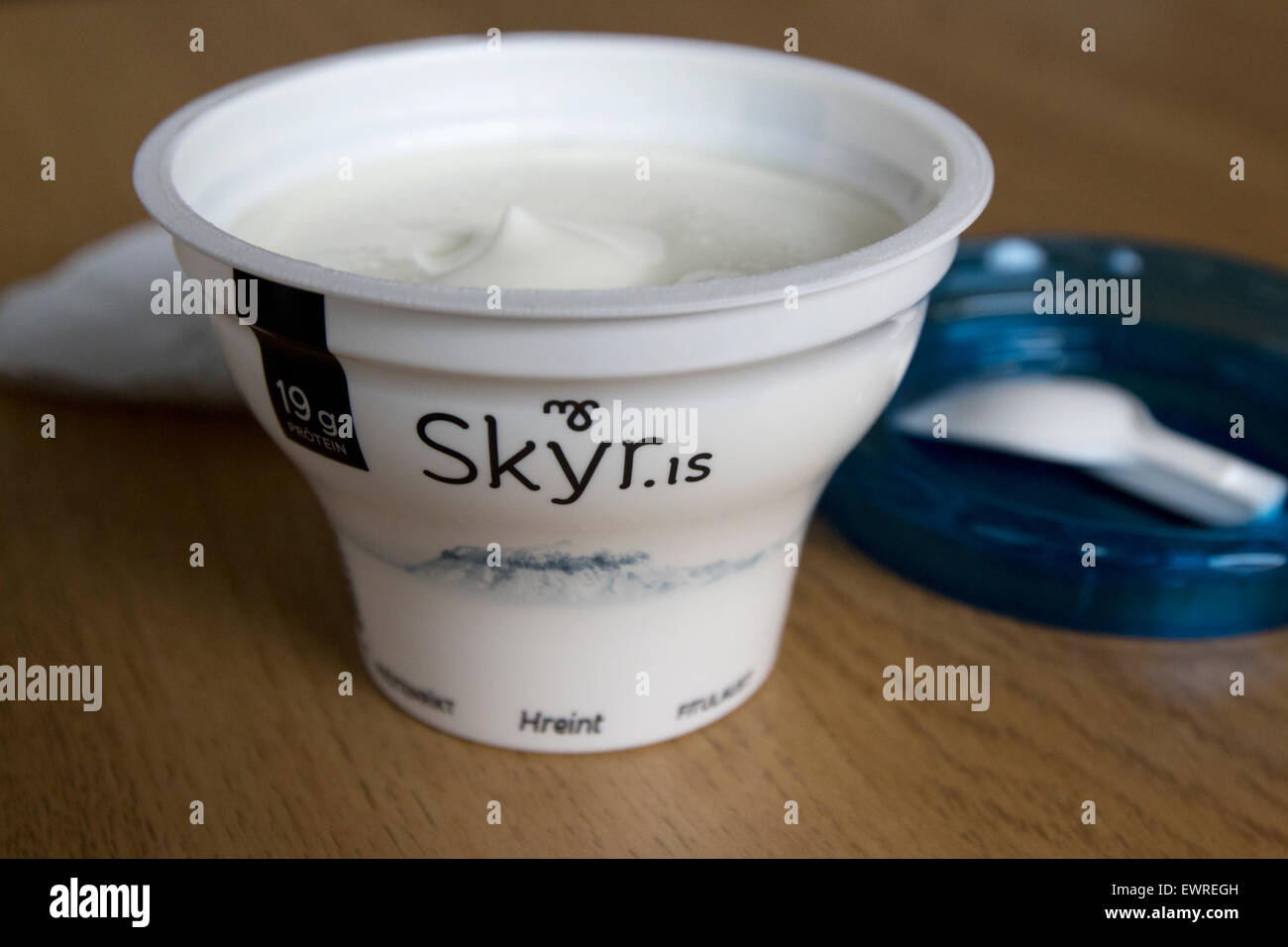 Islandese naturale skyr yogurt in piccoli pot Foto Stock