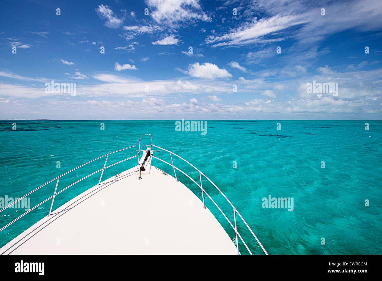Galleggianti intorno i Caraibi acque al largo del Belize, avvicinando il Turneffe barriera corallina. Foto Stock