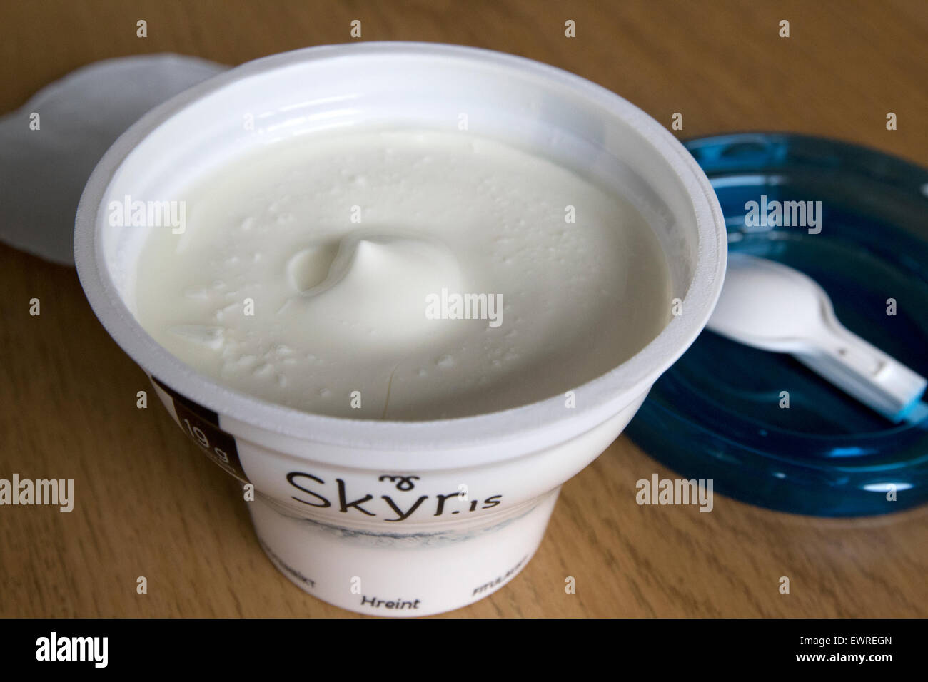 Islandese naturale skyr yogurt in piccoli pot Foto Stock