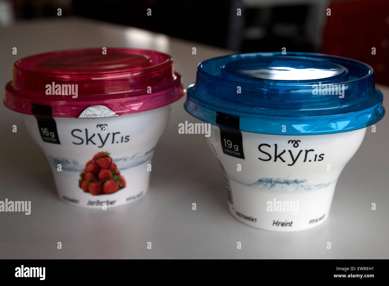 Islandese di skyr yogurt in vasi di piccole dimensioni Foto Stock