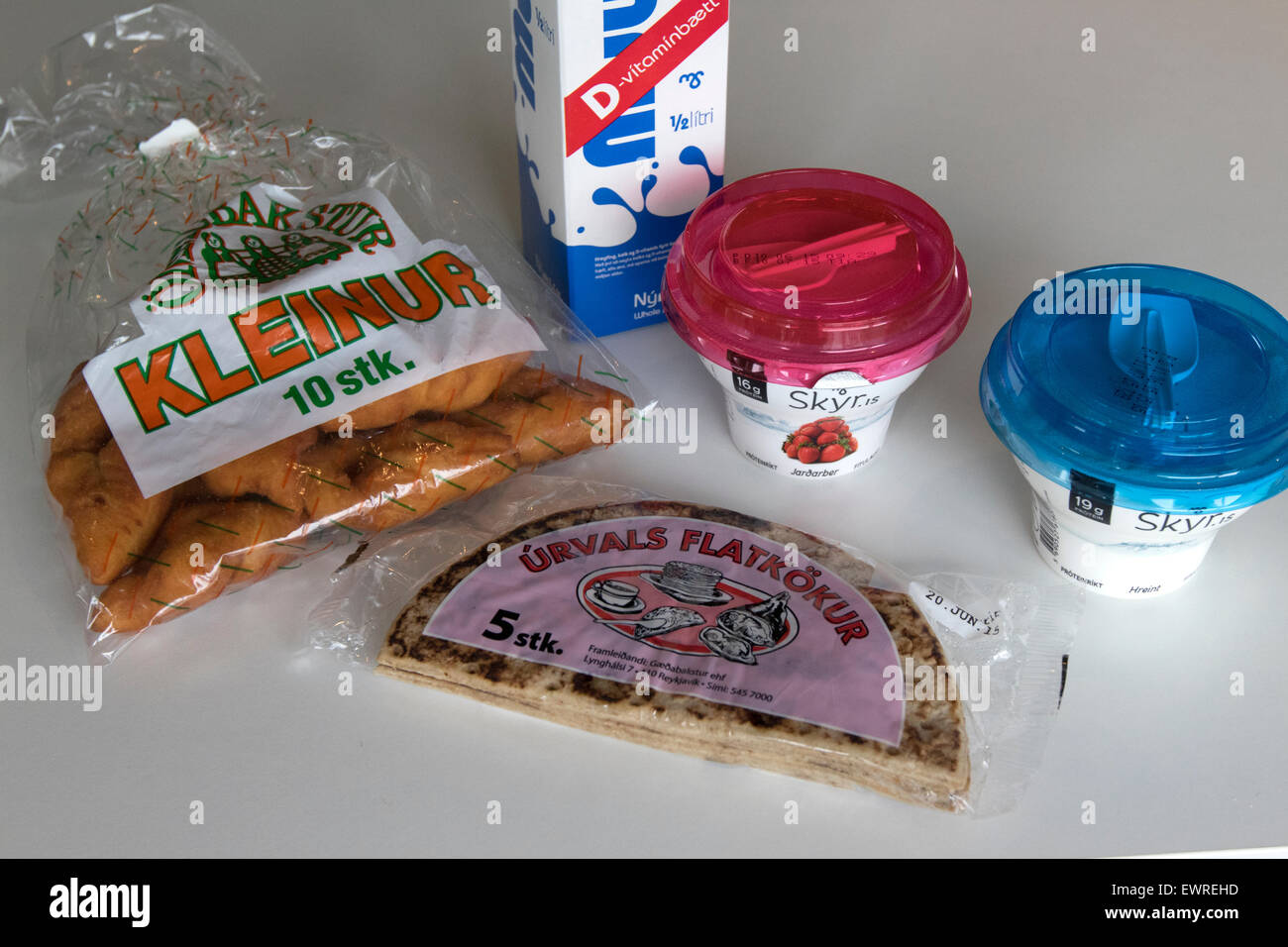 Islandese di cibo locale di produrre compresi skyr yogurt latte kleinur ciambelle e focacce Foto Stock