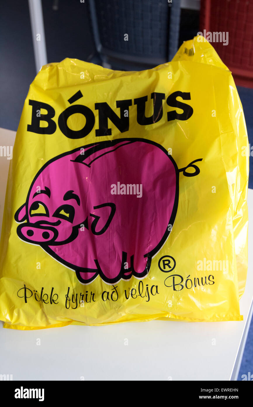 Bonus di plastica del supermercato shopping borsa di trasporto con il logo di maiale Islanda Foto Stock