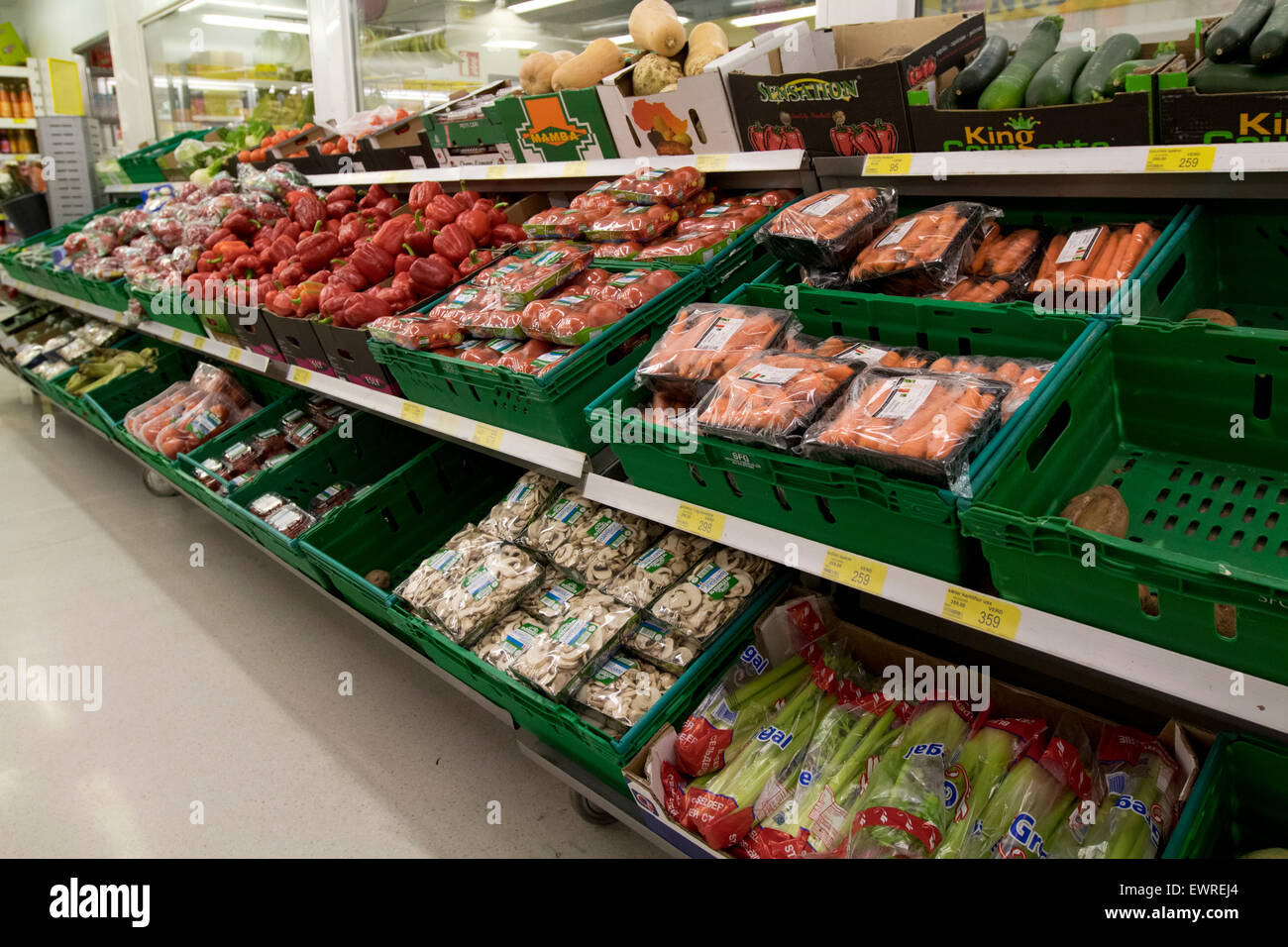 Ortaggi freschi sullo schermo sia cresciuto in casa interno del supermercato bonus Islanda Foto Stock
