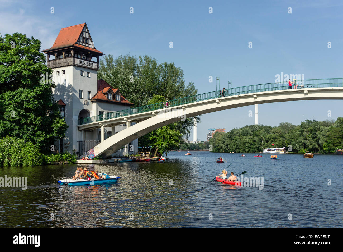 Isola di Jouth, Insel der Jugend , fiume Spree, barche a remi in estate, Treptow, Berlino Foto Stock