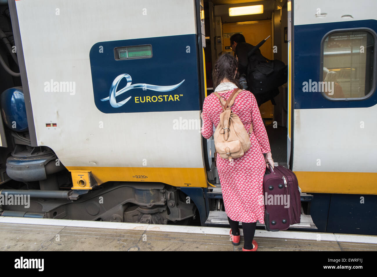 Il passeggero,a,piattaforma,imbarco treno Eurostar con sacco,borse, bagagli a St Pancras,treno stazione,,Londra, legato per Parigi,Francia,uk,u.k.,l'Inghilterra,UK, Foto Stock