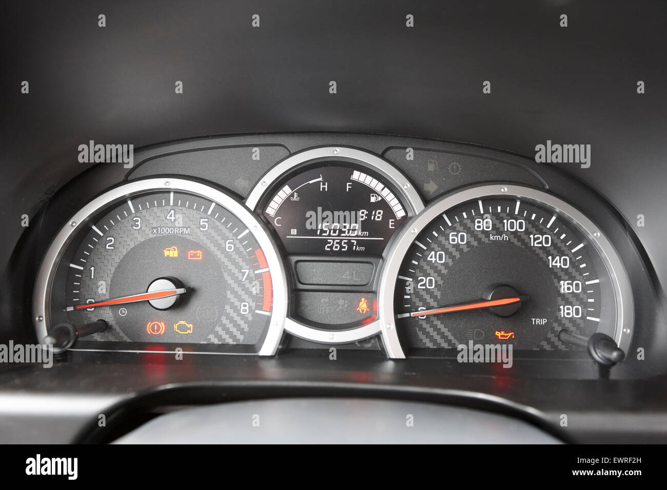 Cruscotto elettronico e compone su una metrica europea veicolo di misurazione Foto Stock