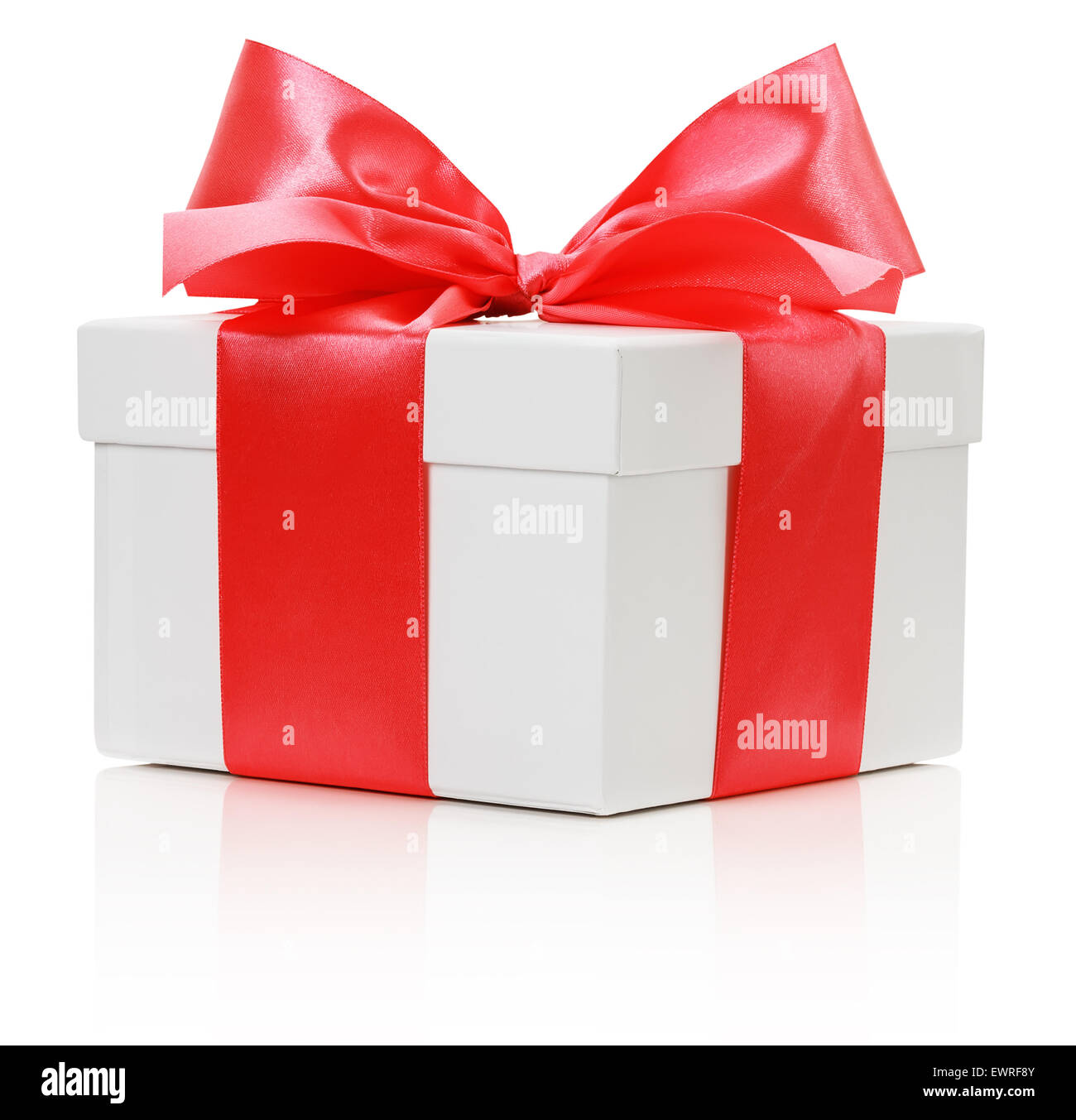 White box rosso con nastro di raso e bow sullo sfondo bianco. Foto Stock