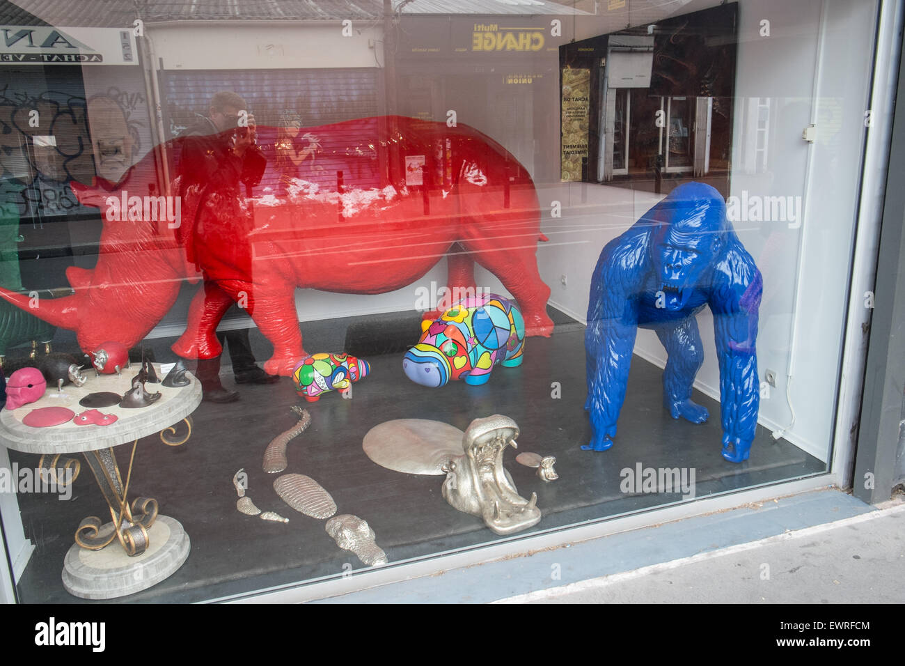 Red rhino,blu ape arte scultura in negozio a Parigi, il mercato delle pulci,San-Ouen de Clignancourt,Parigi,Francia Foto Stock