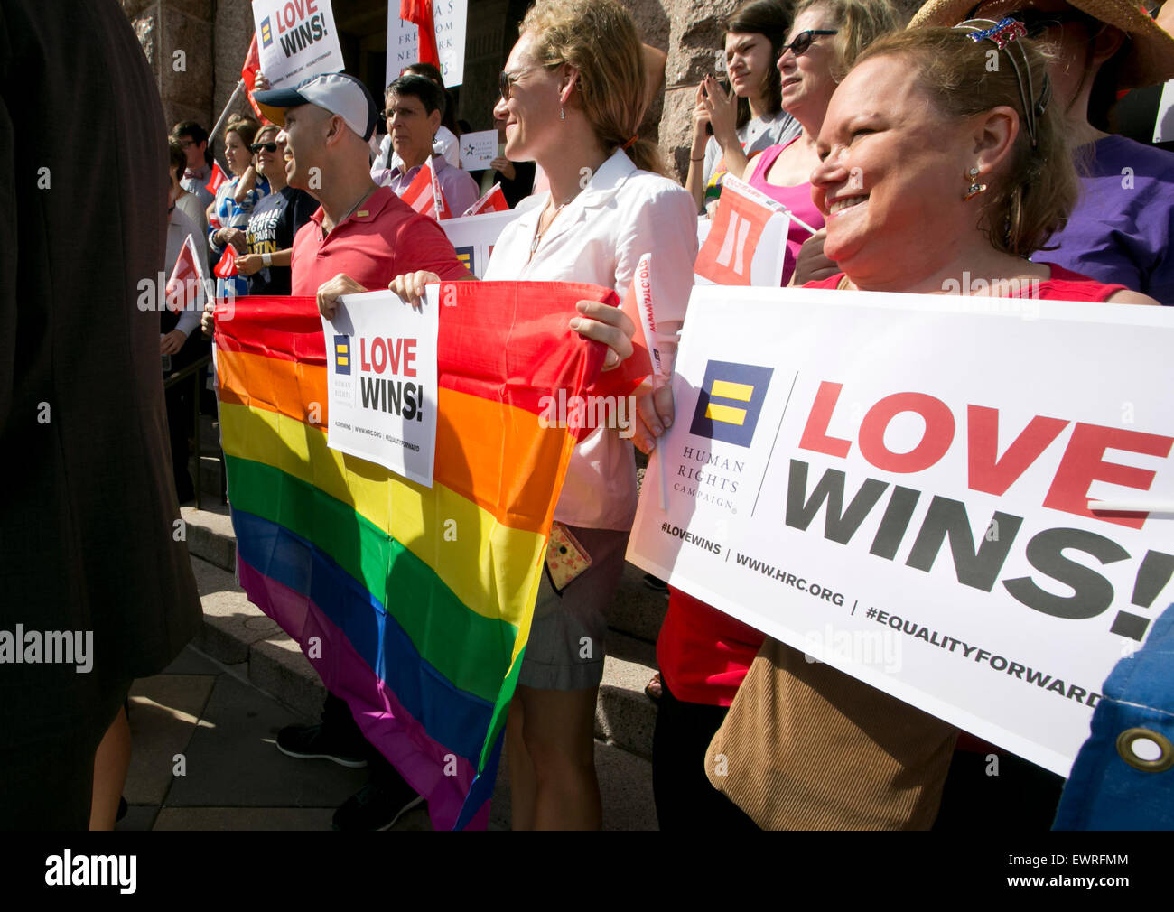 Gruppo di il matrimonio tra persone dello stesso sesso avvocati festeggiare al Texas Capitol a seguito di una conferenza stampa sulla sentenza della Corte Suprema Foto Stock