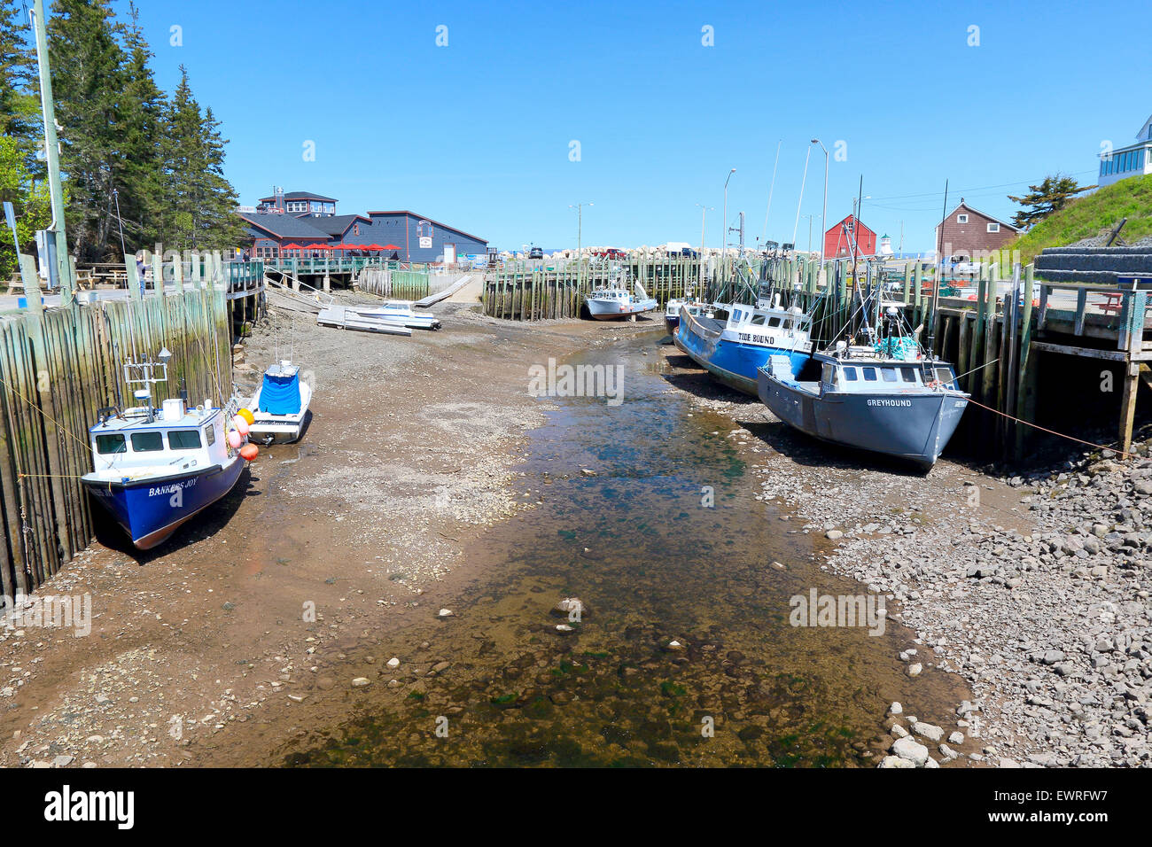 Hall il porto del villaggio di pescatori ad alta marea con barche da pesca. Halls Porto Baia di Fundy, Nova Scotia, Canada. Foto Stock