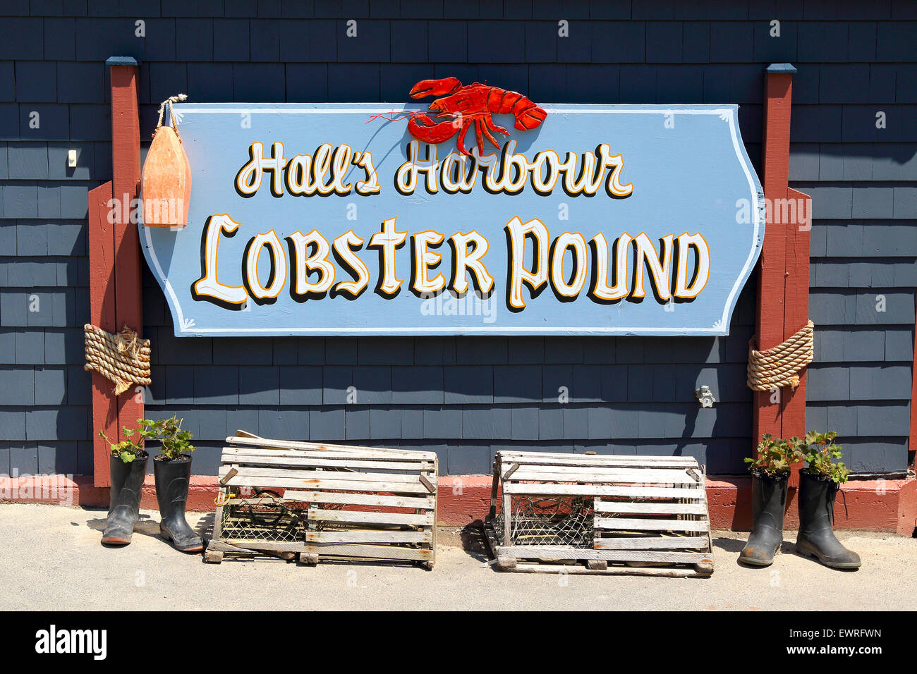 Baia di Fundy, Nova Scotia, Canada. Hall il porto del villaggio di pescatori Lobster Pound restaurant sign. Padiglioni del porto. Foto Stock