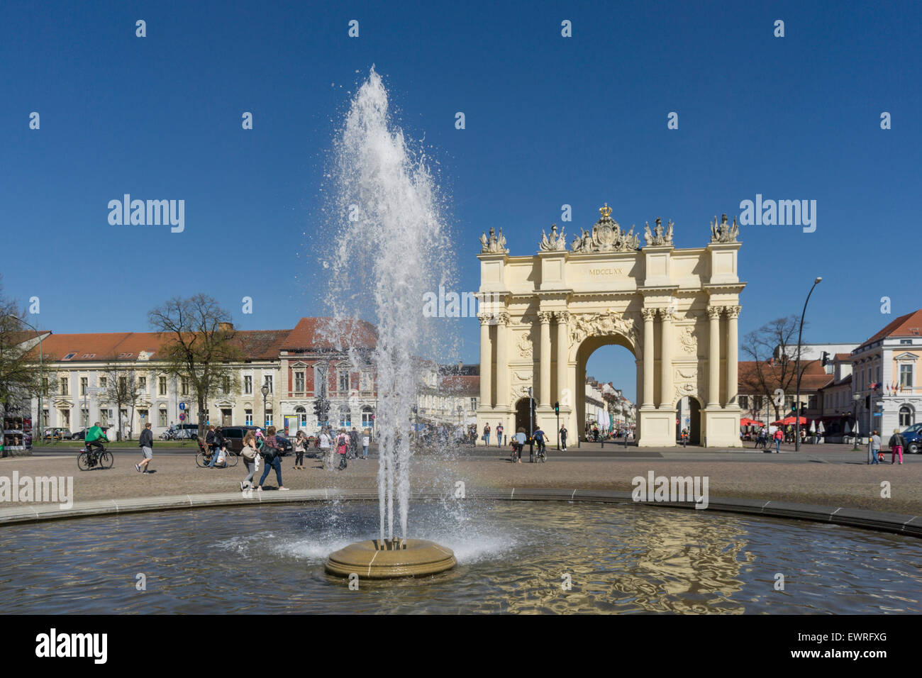 La Porta di Brandeburgo, Potsdam , Louisen Piazza Fontana, Brandenburg Foto Stock