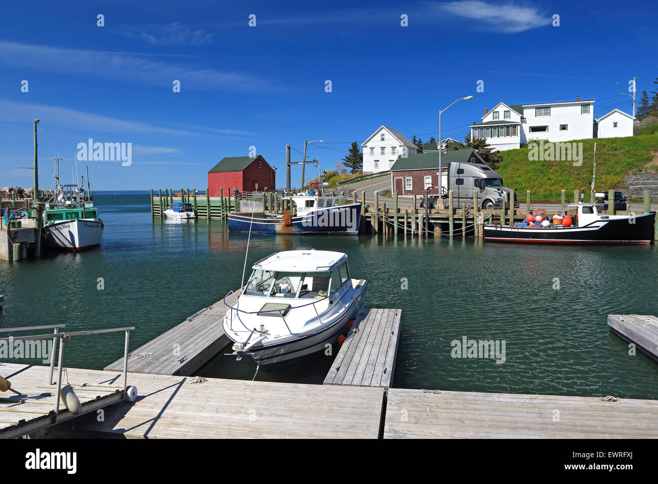 Hall il porto del villaggio di pescatori ad alta marea con barche da pesca. Halls Porto Baia di Fundy, Nova Scotia, Canada. Foto Stock