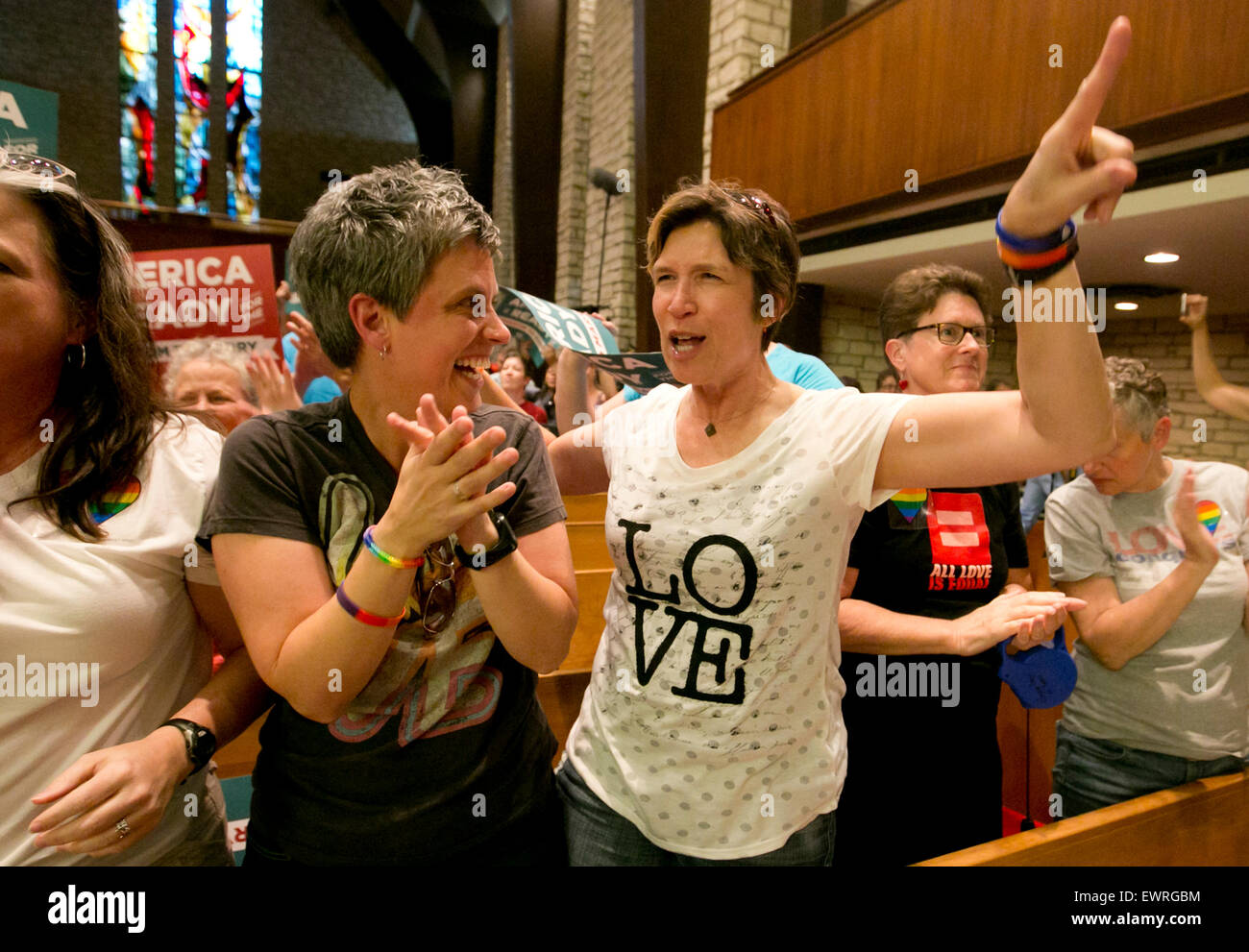 Celebrazione presso la chiesa presbiteriana con molte coppie dello stesso sesso il giorno che la Corte suprema degli Stati Uniti ha annunciato sono di natura legale Foto Stock