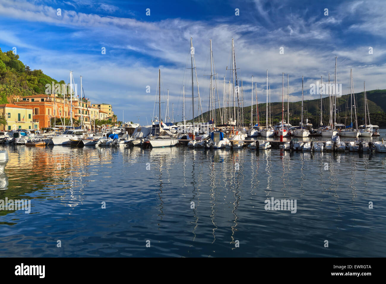 Piccolo porto di Porto Azzurro, Isola d'Elba, Toscana, Italia Foto Stock