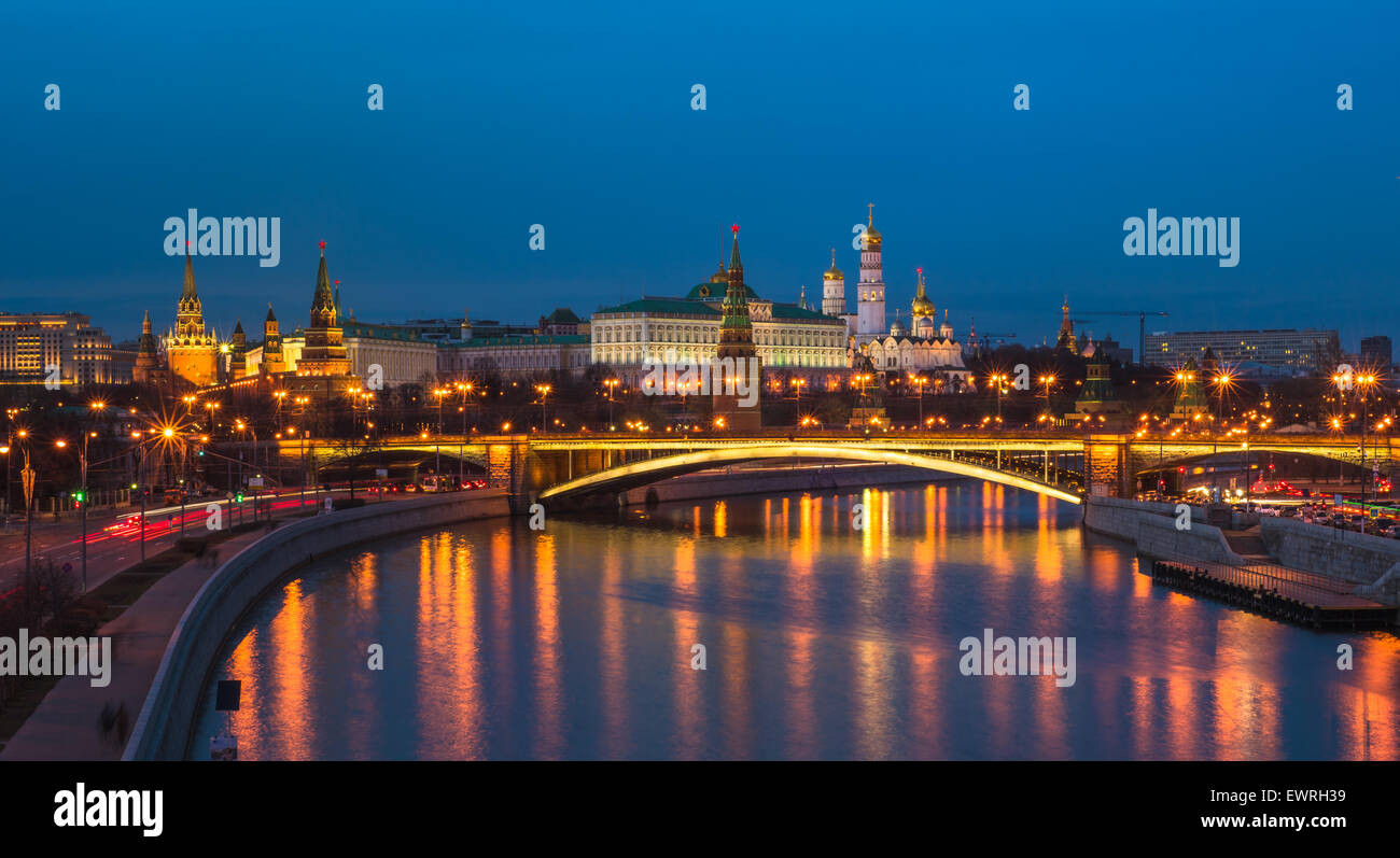 Notte Vista panoramica del Cremlino di Mosca, Russia Foto Stock