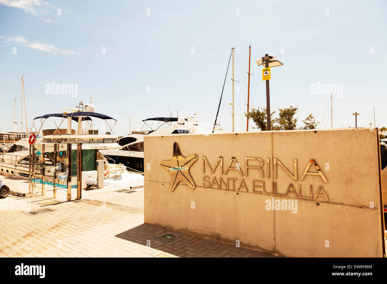 Marina di Santa Eulalia Del Rio Ibiza boat yard sign ingresso cancello anteriore Spagna spagnolo resort Foto Stock