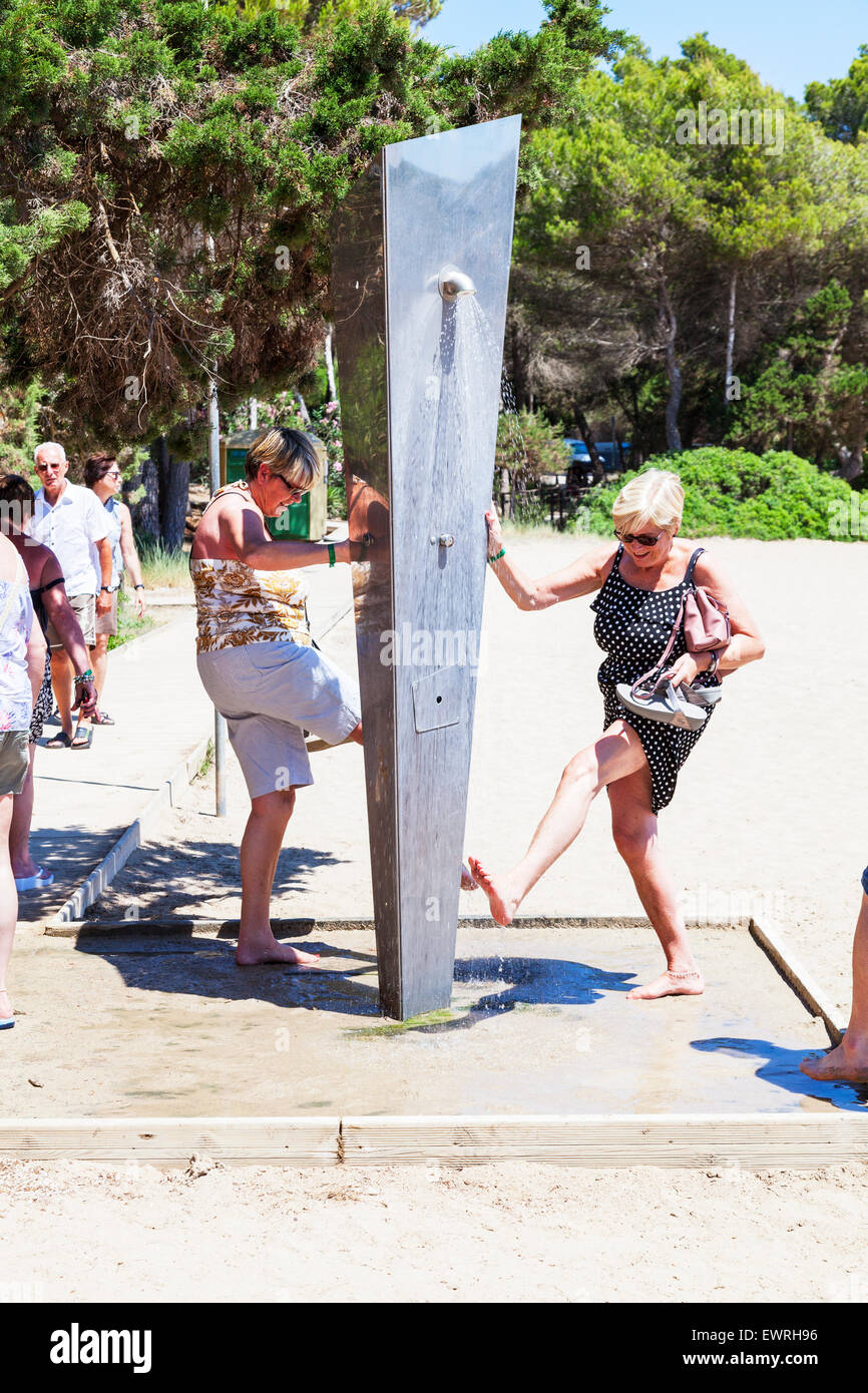 Lavare i piedi con doccia spiaggia unità due donne pulizia Ibiza spagna spagnolo resort Foto Stock
