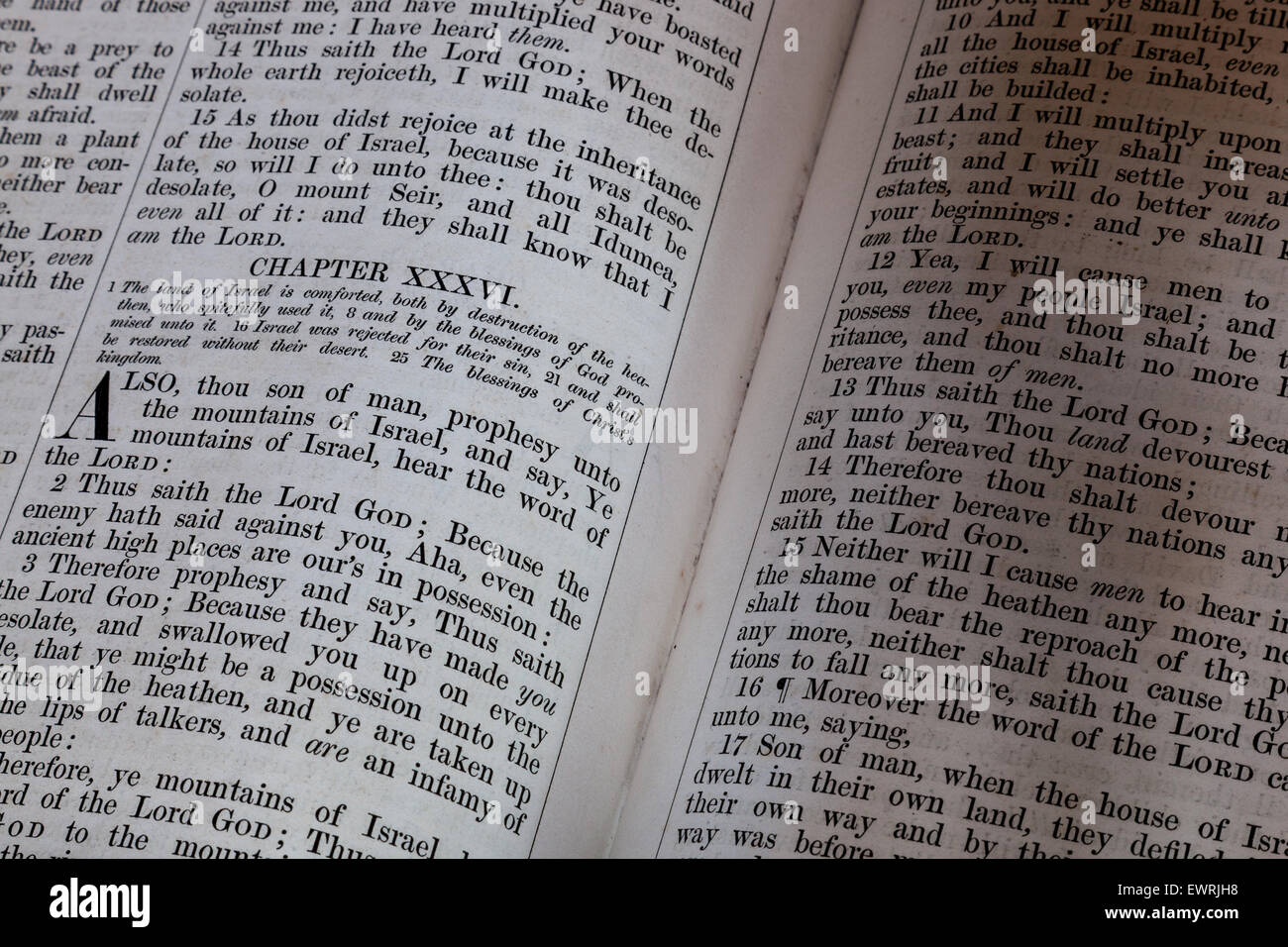 Aprire la pagina della Bibbia in Sant'Andrea Chiesa, Weston Park, Weston sotto una lucertola, Shifnal, Shropshire, Regno Unito Foto Stock