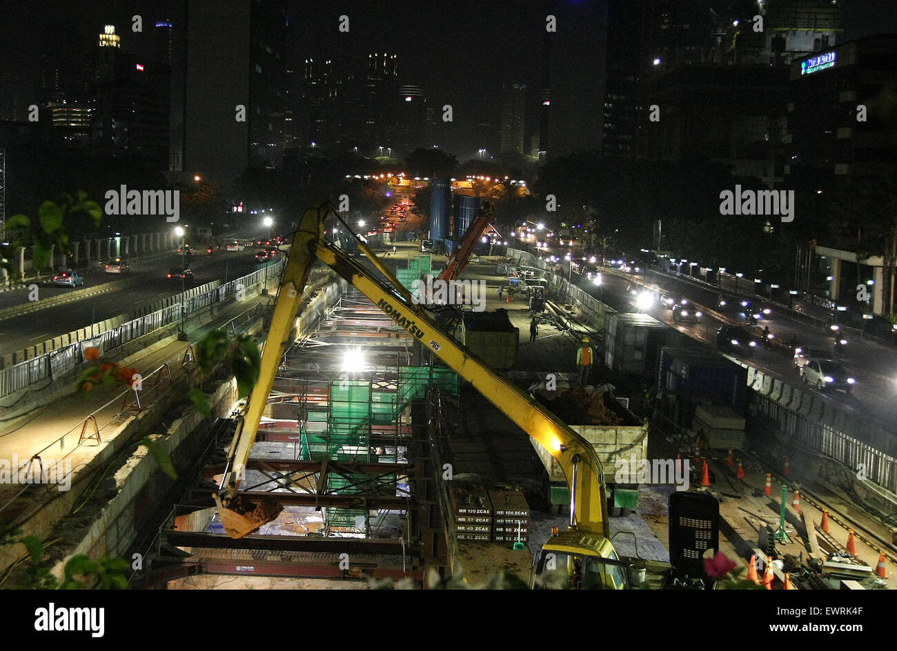 Centro di Jakarta, Jakarta, Indonesia. Il 30 giugno, 2015. Jakarta Mass Rapid Transit progetto nella notte di martedì. L'Asia Monitor Bond recensioni recenti sviluppi in East Asian Local currency bond mercati lungo con outlook, i rischi e le opzioni politiche. Questo rilascio include una sezione speciale sul legame di un finanziamento per le energie rinnovabili. Emergenti dell'Asia orientale i mercati obbligazionari erano volatili a causa dei crescenti problemi globali oltre il greco irrisolta crisi del debito e la possibilità di un aumento dei tassi d interesse negli Stati Uniti (US). Global i tassi di interesse, che era stata la caduta fino ad aprile, avviato il prelievo in ea Foto Stock