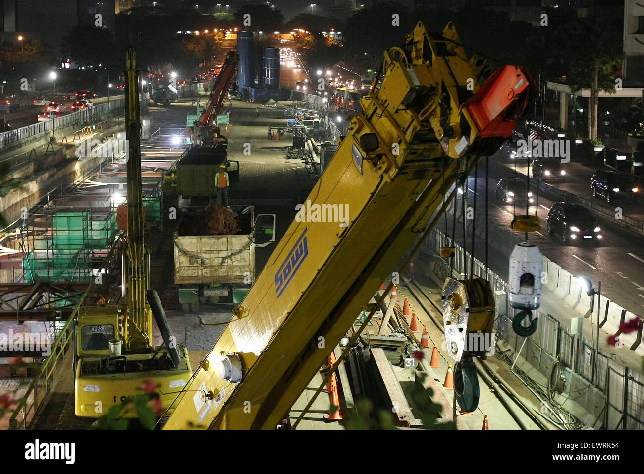Centro di Jakarta, Jakarta, Indonesia. Il 30 giugno, 2015. Jakarta Mass Rapid Transit progetto nella notte di martedì. L'Asia Monitor Bond recensioni recenti sviluppi in East Asian Local currency bond mercati lungo con outlook, i rischi e le opzioni politiche. Questo rilascio include una sezione speciale sul legame di un finanziamento per le energie rinnovabili. Emergenti dell'Asia orientale i mercati obbligazionari erano volatili a causa dei crescenti problemi globali oltre il greco irrisolta crisi del debito e la possibilità di un aumento dei tassi d interesse negli Stati Uniti (US). Global i tassi di interesse, che era stata la caduta fino ad aprile, avviato il prelievo in ea Foto Stock