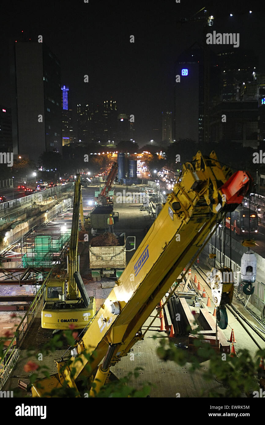Centro di Jakarta, Jakarta, Indonesia. Il 30 giugno, 2015. Jakarta Mass Rapid Transit progetto nella notte di martedì. L'Asia Monitor Bond recensioni recenti sviluppi in East Asian Local currency bond mercati lungo con outlook, i rischi e le opzioni politiche. Questo rilascio include una sezione speciale sul legame di un finanziamento per le energie rinnovabili. Emergenti dell'Asia orientale i mercati obbligazionari erano volatili a causa dei crescenti problemi globali oltre il greco irrisolta crisi del debito e la possibilità di un aumento dei tassi d interesse negli Stati Uniti (US). Global i tassi di interesse, che era stata la caduta fino ad aprile, avviato il prelievo in ea Foto Stock