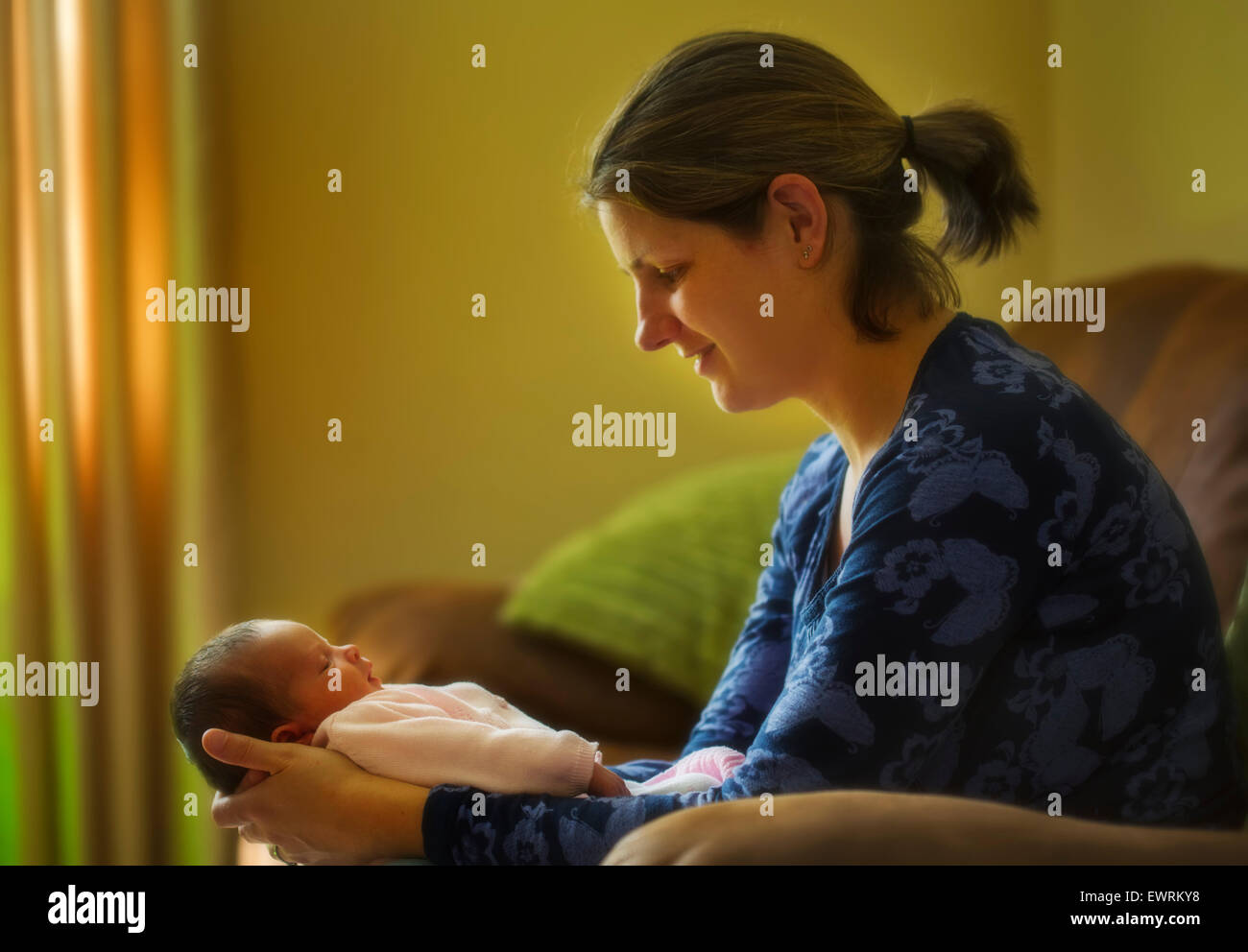 Una madre ammirando il suo neonato. Foto Stock